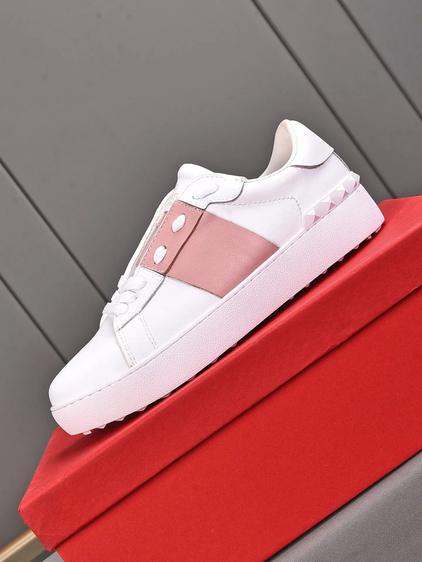 Men's shoes 440💰 (men and women couples) Valentino classic color matching series casual shoes. Made with heavy craftsmanship, good products pay attention to every detail. A must-have trendy item that can be worn all year round, it has been worn by many celebrities and Internet celebrities~~Imported cowhide surface, unique design concept, sheepskin lining, counter quality. Women’s clothing 35-40. Men’s clothing 39-44, 45-46 (returns and exchanges are not supported for custom-made items)